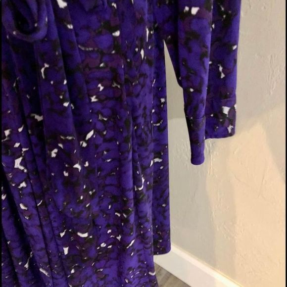 In excellent condition- soft and flowy material with detached belt. Size 18/20 - Picture 2 of 4